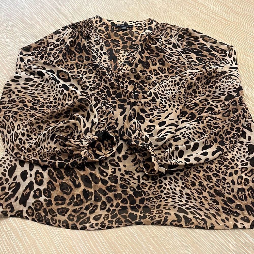 Easy too wash and wear leopard print top perfect 👍 condition